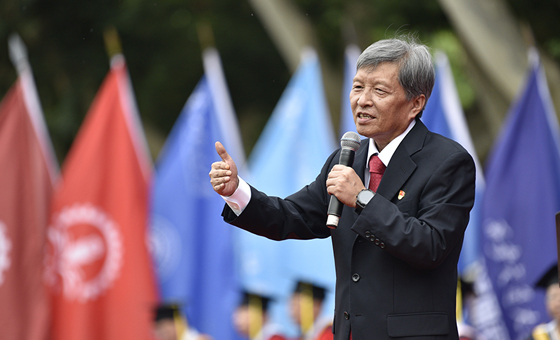 脚踏实地 一定要经得起困难挑战与挫折